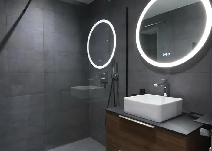 Calm: Your Coastal Haven * 昂蒂布